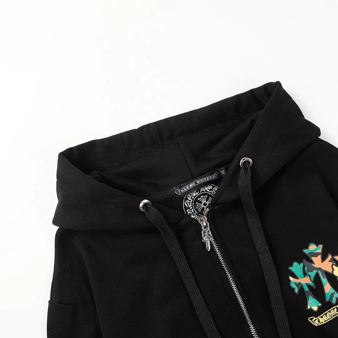 Q11—P230 -Chrome Hearts/Chrome Hearts printed zipper sweatshirt cardigan jacket -420 grams of high-density, high-quality wool, soft, delicate and skin-friendly, soft and silky to the touch, warm and skin-friendly -The hardware and zipper accessories are all customized and full of details -Colour: black -Size: S M L XL